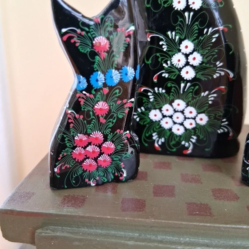 Set Of 3 Wood Carved Handpainted Cats. Vintage. Thailand.